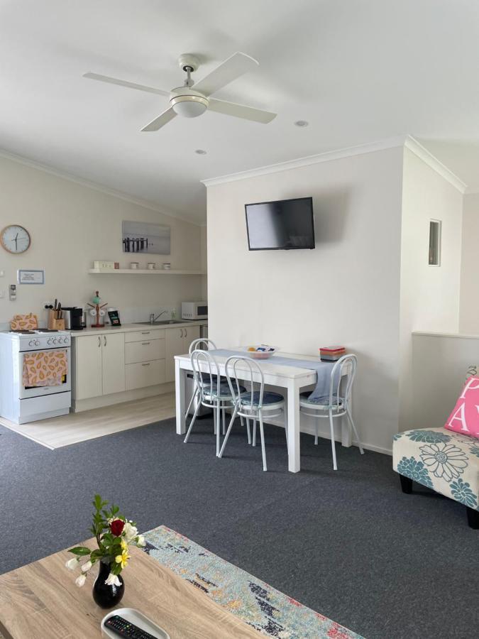 The Lake Guesthouse Budgewoi Экстерьер фото